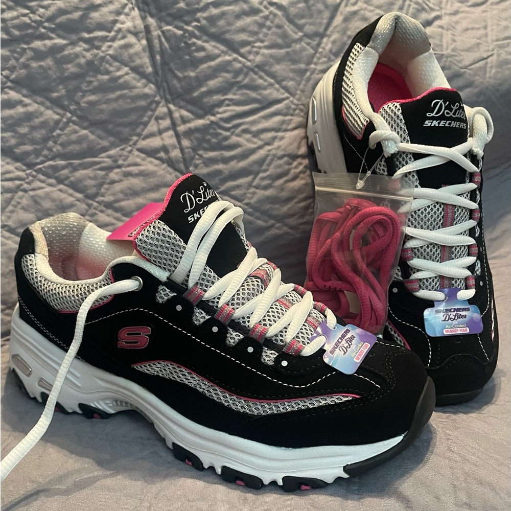Skechers D’Lites - Life Saver tennis shoes. 💗🖤